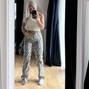 Zebra jeans - Säljer för att dom tyvärr är för små