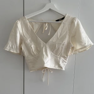 Blus - Blus från Bikbok k storlek XS med öppen rygg.