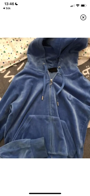 Juicy tröja - Säljer en juciy tröja i färgen regatta då jag köpte fel färg till mina byxor, inte använd!