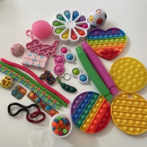 Fidget toys  - Säljer alla dessa fidget toys för 150kr då dem inte kommer till användning alla är i bra skick utom den gula popiten som har ett hål ( vid köp av några enstaka prudukter kan priset diskuteras.)