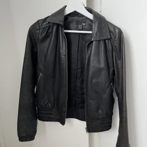 Skinnjacka - Fin skinnjacka som inte används och säljs pga flytt. Perfekt inför hösten och skolstart!  Den är lite defekt (bild 2) men det är inget som syns utanpå eller märks när man har på sig den. Därav också ett lägre pris!