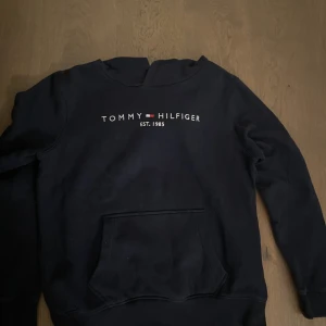 Hoodie - Säljer en fin hoodie utan nåra defekter. Köpt för runt 500 men säljer för 200 plus frakt. Pris kan diskuteras. Stl S