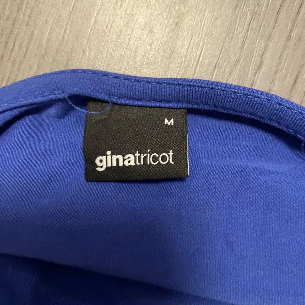 Säljer den här mörkblåa toppen från Gina tricot i storlek M💕 Fick inte med hela toppen på bilden men där är lite längre än vad som syns. Skriv om ni har några frågor🩷. Toppar.