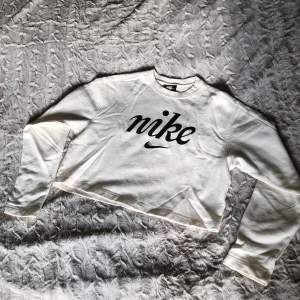 Vintage-vibe, crémevit lite croppad sweatshirt från Nike 💫sjuuukt snygg och sparsamt använd! Har några lite rosa-aktiga missfärgningar (se bild 2). 