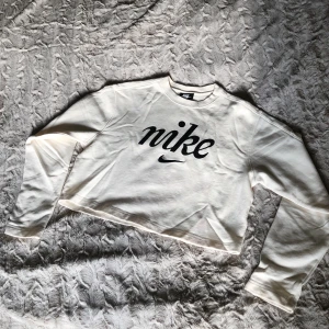 Sweatshirt Nike - Vintage-vibe, crémevit lite croppad sweatshirt från Nike 💫sjuuukt snygg och sparsamt använd! Har några lite rosa-aktiga missfärgningar (se bild 2). 