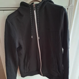 Hoddie - Hoddie från Hugo Boss. Stl XL, men liten i storleken. Mycket fint skick och sparsamt använd. Nypris 2000 kr.