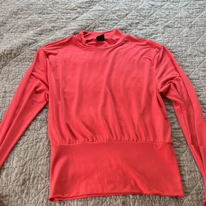 Topp polyester - Aldrig använd, från Gina tricot stl S