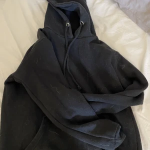 Svart hoodie  - Hoodien tvättas innan den säljs. Den har kängrufickor. Köparen står för frakt 