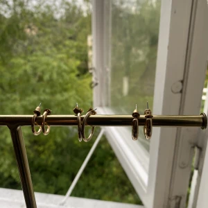 Guldiga örhängen - Guldiga örhängen i bra skick, bara testade en gång!  Ett par för 10kr eller alla tre för 25kr+15kr frakt ❤️