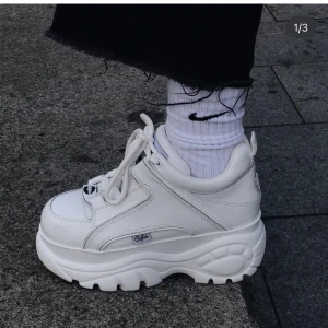 Buffalo sneakers - Säljer mina Buffalos då de inte kommer till användning längre:( Hyfsat skick men de är använda så det finns en del märken på sulan. Nypris är 200 euro på Buffalos egen hemsida