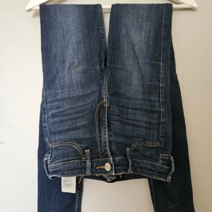 Jeans - Jeans i mörkblå färg, perfekta inför hösten! Stl w25 L30, motsvarar ungefär en stl 36. Fullängd på mig som är ca 167 cm lång. Stretchigt material