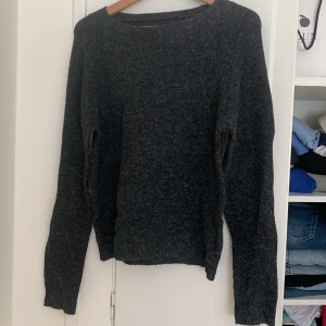 Svart / grå stickad tröja  - Snygg svart grå stickad tröja. Nästintill oanvänd!! Storlek xs, passar S också