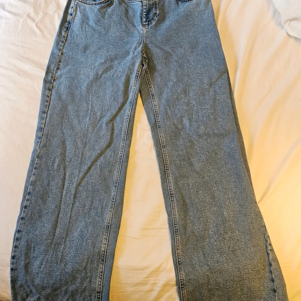 Säljer ett par snygga jeans från na-kd. Stretchiga med rak passform. Storlek: 38. Aldrig använda. Originalpris: 549 kr  Nyttpris: 120 kr.. Jeans & Byxor.