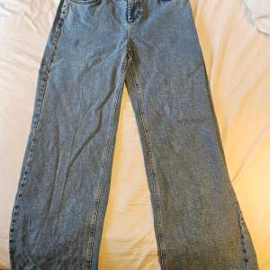 Säljer ett par snygga jeans från na-kd. Stretchiga med rak passform. Storlek: 38. Aldrig använda. Originalpris: 549 kr  Nyttpris: 120 kr.