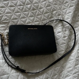 Michael Kors handväska - Svart handväska från Michael Kors! Nyskick, enbart använd 2-3 gånger. Nypris 1435. Skriv vid frågor och skickar gärna fler bilder!💖💖