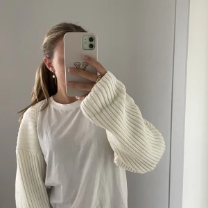 Kofta - Kofta som är lätt att dra över linnen eller t-shirts ❤️frakt tillkommer, färgen är mer kräm vit än vit.