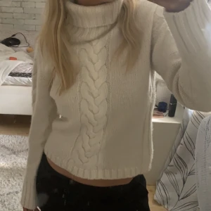 Stickad vit tröja - Jättefin stickad tröja inför hösten, aldrig använd 💓frakt 66kr