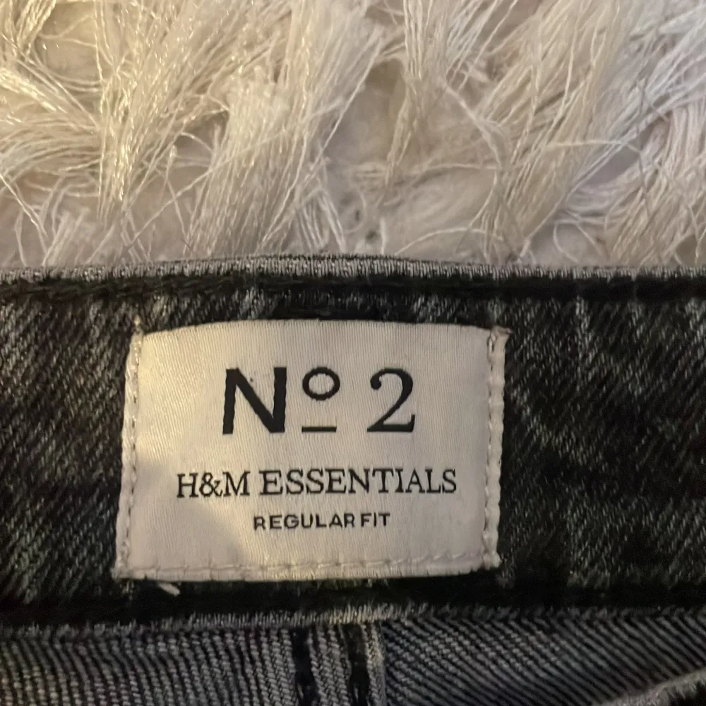 Säljer ett par gråa hm jeans i regular fit . Jeans & Byxor.