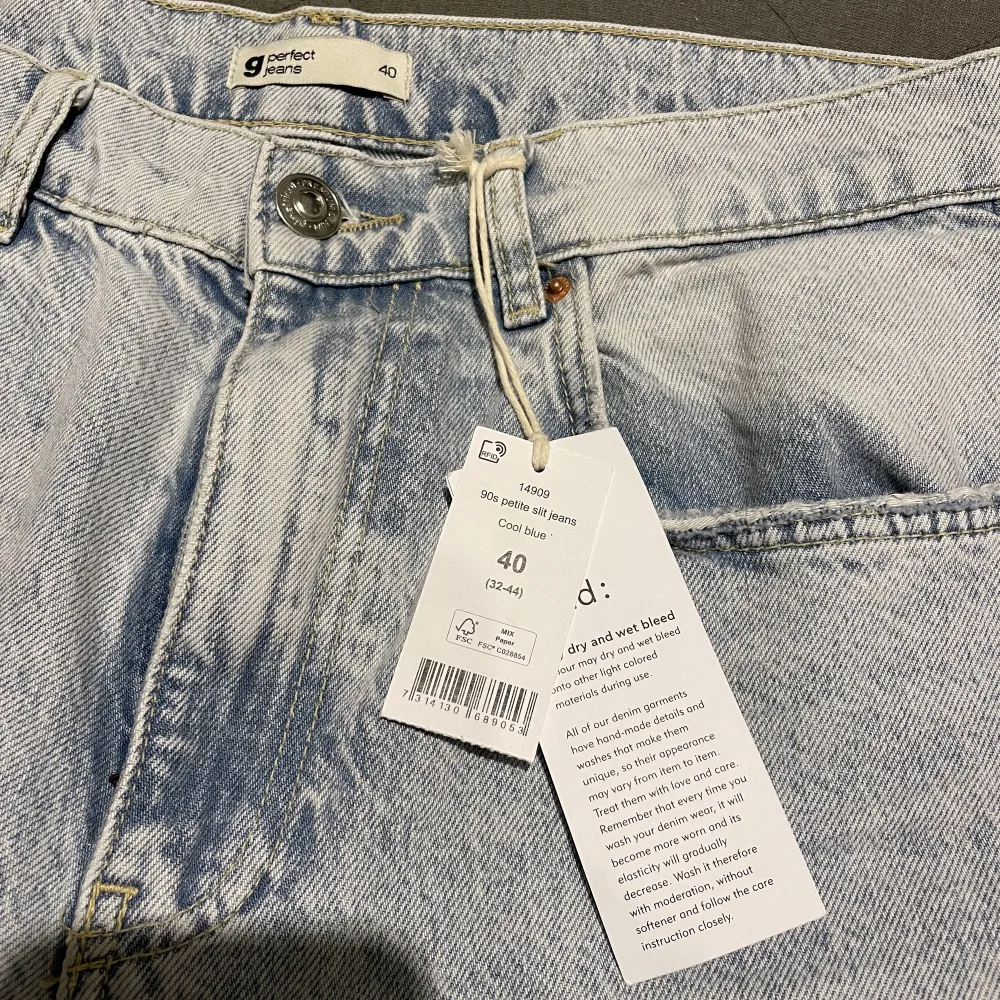 Ett par jeans jag köpte för ett tag sen, aldrig använda eftersom dem inte passa. Glömde skicka tbx i tid och legat i min garderob sedan dess💙ordinarie pris är 600kr. Jeans & Byxor.