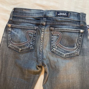 Lågmidjade vintage jeans! - Midjemått-35cm (rätt över)  Inerbenslängd- 79 cm  De är för små för mig så har inga bilder på. Men det är lågmidjade och bootcut! 