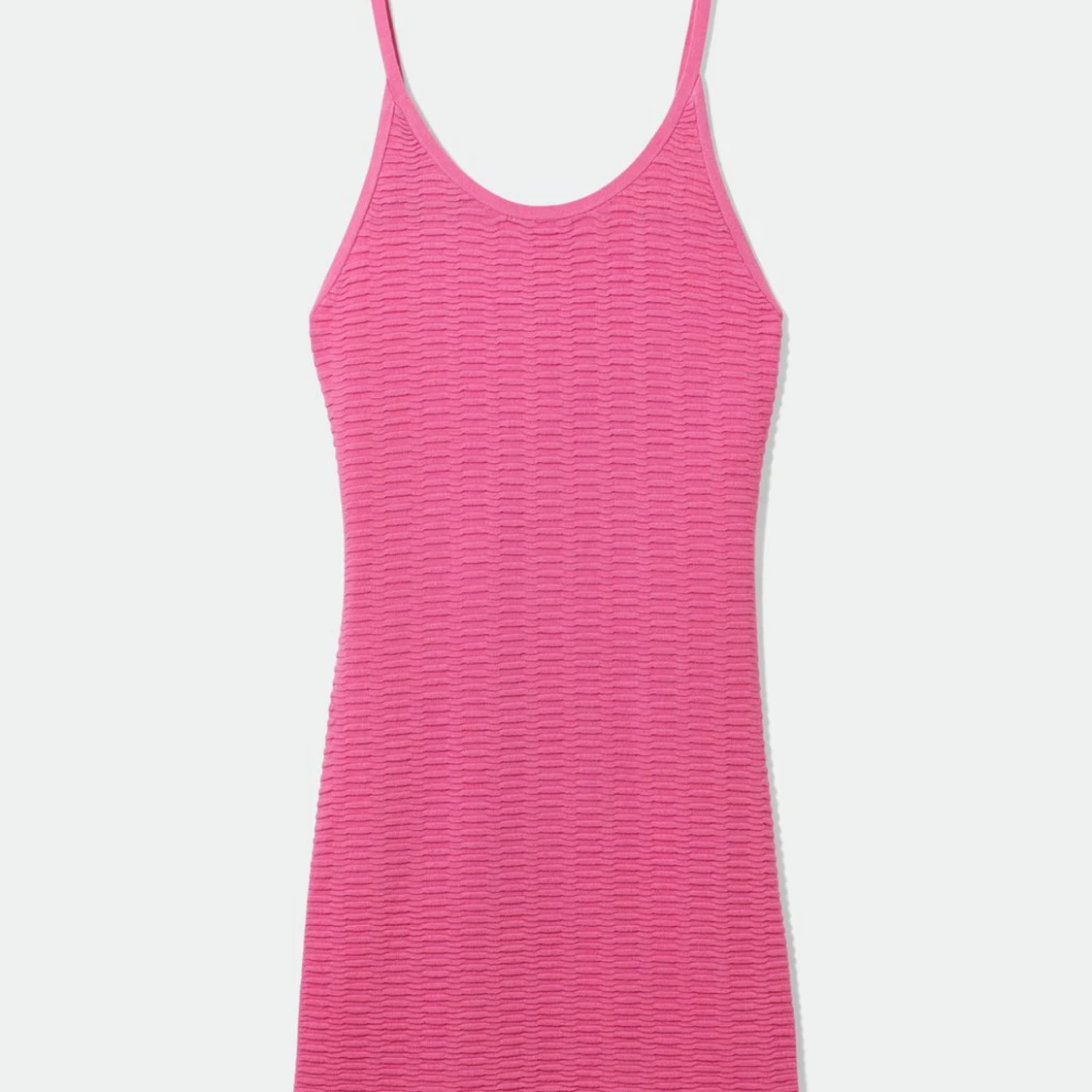 Rosa stickad klänning från Weekday