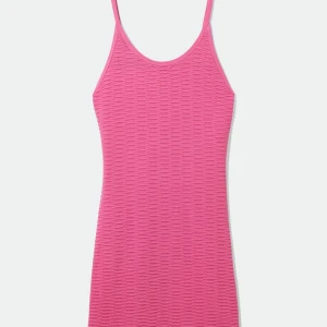 Rosa stickad klänning från Weekday - Söt stickad klänning från Weekday som är slutsåld online. Klänningen sitter tight och har öppen rygg med snörning. Endast använt en gång, så nyskick!