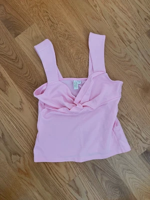 Rosa Topp - Rosa topp från & Other Stories. supersöt! Jättebra skick💘💘