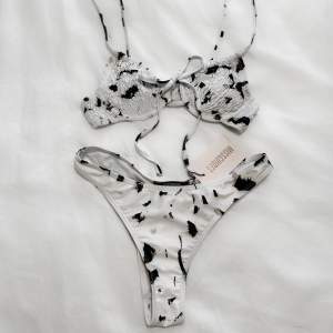 Svart och vit mönstrad bikini från Missguided. Aldrig använd, med lapparna kvar. Stl 36 i botten och 34 I toppen🤍🤍