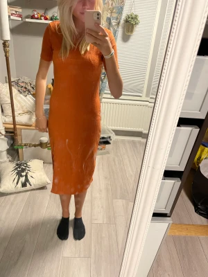 Snygg klänning  - Säljer en jätte fin kläning från gina tricot. Den är i stolek s. Varan är i nyskick.  Priset går att diskutera💕 Köpare stor för frakt💕