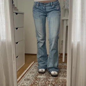 Diesel jeans - Vintage diesel jeans. De har inga defekter, i toppskick❤️. Verkligen så fina och jättebra kvalitet!!! Jag är 170 cm.  Midjemått: 44 cm  Innerbenslängd: 85 cm Benvidd: 26 cm Om du vill ha fler bilder, var gärna specifik med vad du vill ha bilder på🫶🏻🥰❤️. 