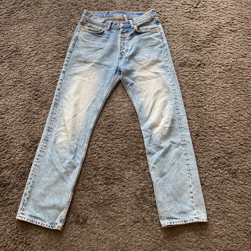 Weekday jeans i modellen space, jeansen är i fint skick och säljer de eftersom de blivit lite för korta för mig.. Jeans & Byxor.