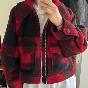 Jacka från H&M - Jacka från H&M. OBS! Spegeln som är smutsig. Storlek M men passar alla beroende på hur oversize man vill ha den