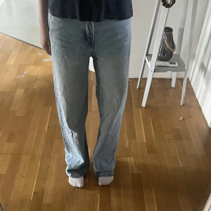 Jeans - Säljer dessa jeansen från lager 157. Nypriset på dem är 300kr och jag säljer dem för 150+ frakt. Ni kan se längden på första bilden och jag är ca 167.