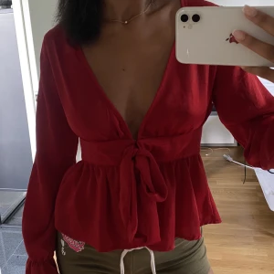 röd blus  - säljer denna blus som inte kommer till någon användning 🌸säljer även en liknande i vit!