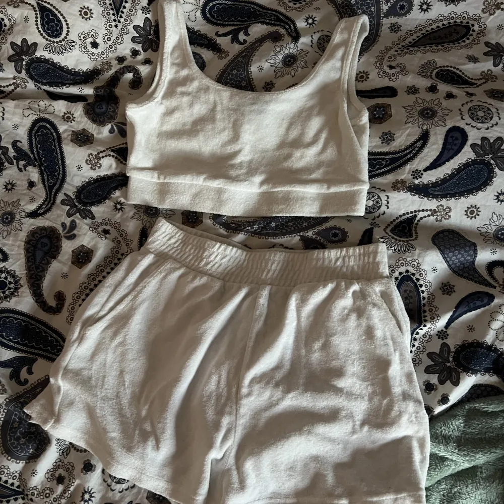 Säljer nu detta fina set med shorts och linne i ”handdukstyg”, storlek S, bra skick, säljer för 150kr + frakt. Farkut & Housut.