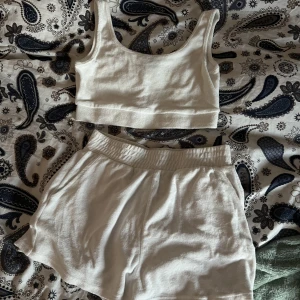 Set - Säljer nu detta fina set med shorts och linne i ”handdukstyg”, storlek S, bra skick, säljer för 150kr + frakt