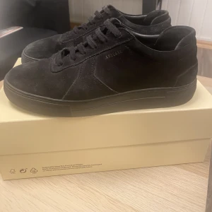 Svarta Arigatos - Säljer dem för de är för små, fint skick använda en vinter bara 8/10, allt OG är med som box o sånt! Frakt eller mötas Linköping👍