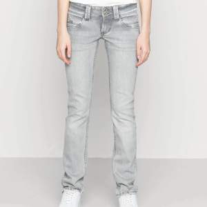 Jag säljer dessa low waist jeans då jag växt ur dem. Pris: 500kr + frakt nypris 999kr (pris kan diskuteras). Skulle rekommendera att köpa dessa om du är 160-170 cm meter lång, då passade dem mig perfekt. Jeansen ser rätt skinny ut men de är dem inte.