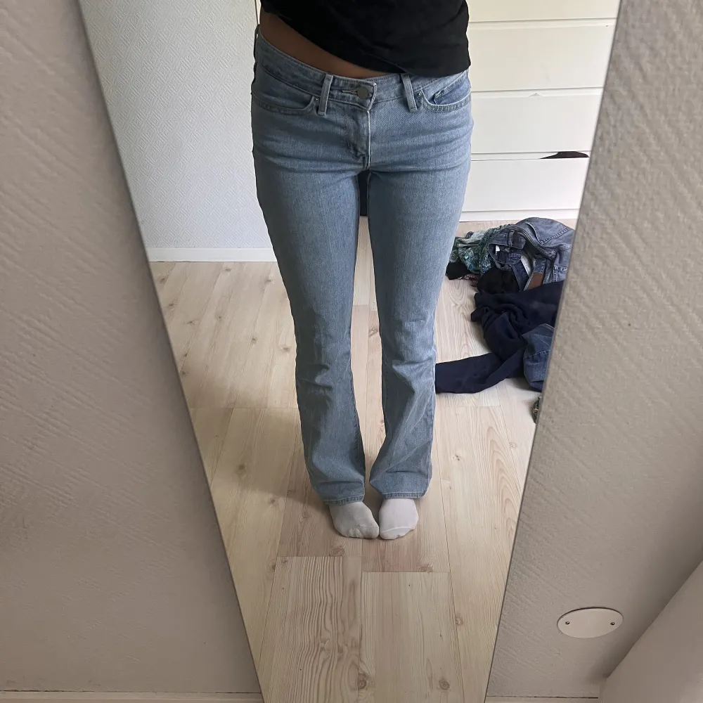 Levis jeans i modellen low boot. Jag är 167cm lång och dom passar mig perfekt i längden . Jeans & Byxor.