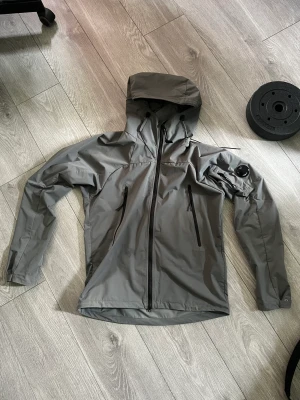 CP Company PRO-TEK Vindjacka - Hej! Säljer nu denna sjukt snygga jacka! Pengar behövs till annat och detta blir min ända egentliga anledning till varför den måste gå. Storlek 48 och kommer i en sjukt snygg grå färg! Perfekt på mig som är 180cm Hör av er vid frågor och annat!