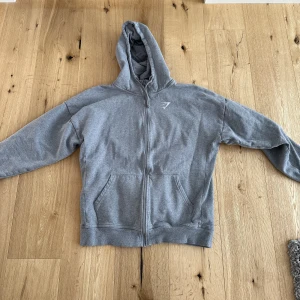 Gymshark ”zip up” hoodie  - Grå gymshark hoodie (oversize) storlek S.