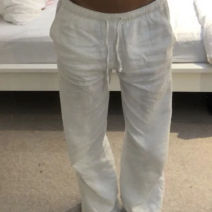 Linnebyxor  - Säljer dessa skitsnygga slutsålda linnebyxor från hm❤️xxs men stora i storlek❤️ säljer pågrund av att jag köpte ett par nya🫶🫶