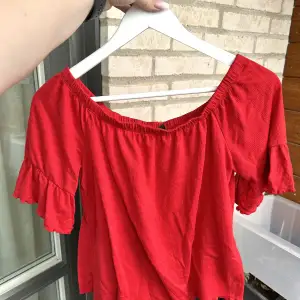 Säljer en röd t-shirt med lätt puff armar.  Tröjan är i fint skick.  Färg: Röd Storlek: S