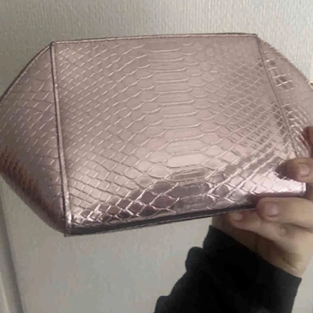 Säljer min rosa snake skin victorias secret makeup väska / necessär!! Köpt för ett tag sen men knappt använd! Kom gärna privat för videos eller bilder på min och skriv vid intresse💓 + har även platta matchande necessärer i samma mönster i rosa o guld!! . Accessoarer.