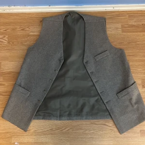 Väst - Västen är i bra skick.  Material ull  