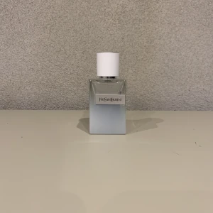 Ysl y eau fraiche - Hej, säljer denna goa citrusdoft då jag rensar i min parfymsamling. Ca 40/60 ml kvar. Nypris ca800