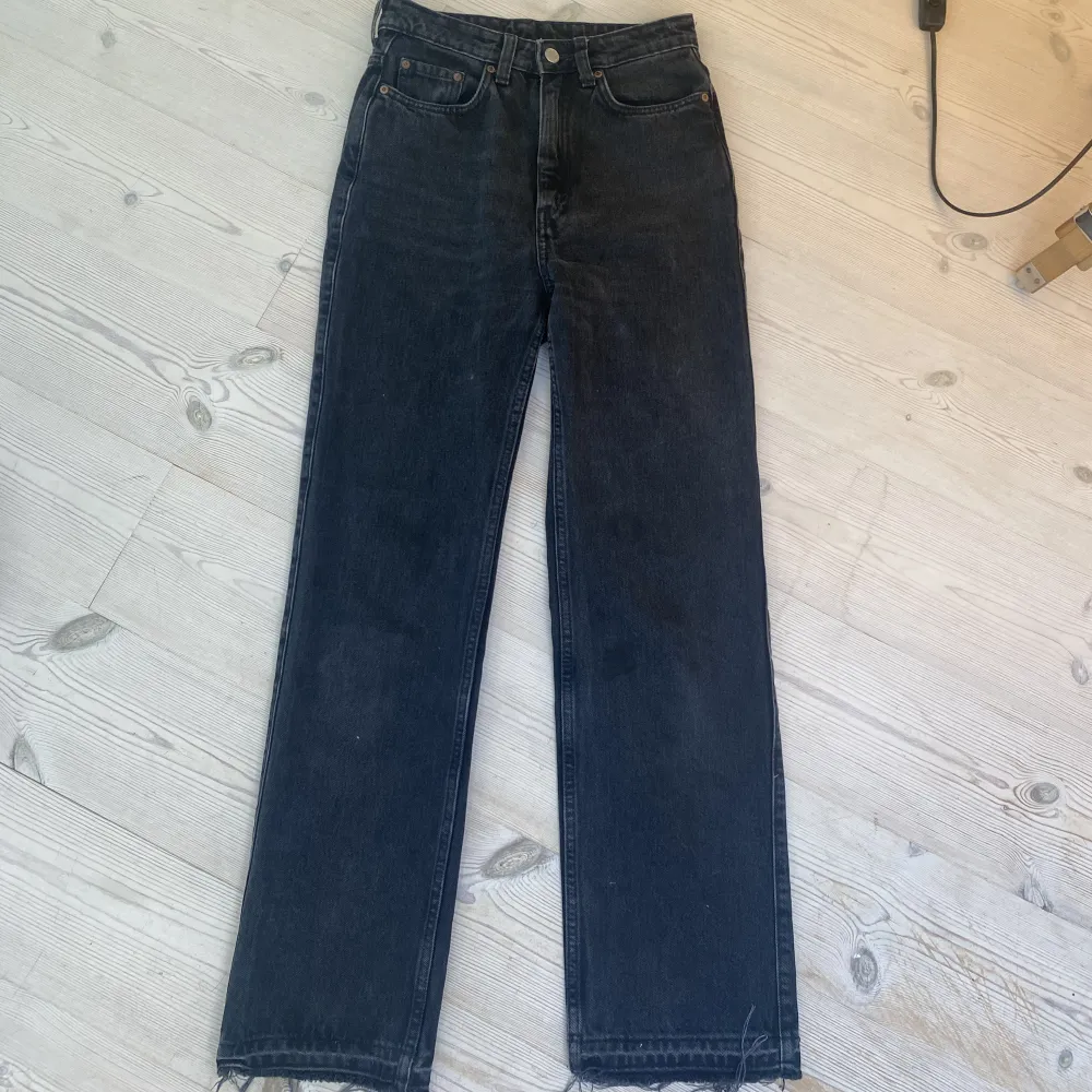 Ett par jeans från Weekday i modellen ROWE. Raka i benen sitter supersnygga dock för små för mig.. Jeans & Byxor.