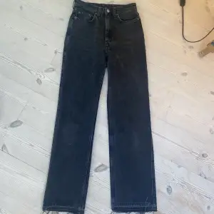 Ett par jeans från Weekday i modellen ROWE. Raka i benen sitter supersnygga dock för små för mig.