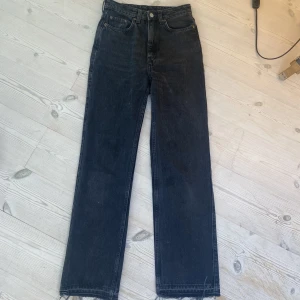 Jeans  - Ett par jeans från Weekday i modellen ROWE. Raka i benen sitter supersnygga dock för små för mig.