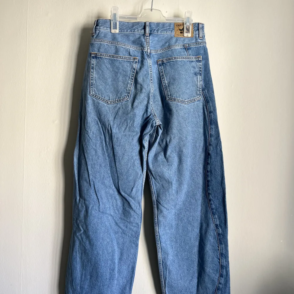 Jeans med detalj längs med sidan. Nyskick aldrig använda, säljer då dom inte används. Köpta för 799kr på Junkyard . Jeans & Byxor.
